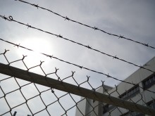 Надзирател от затвора във Варна е открит с огнестрелна рана в главата