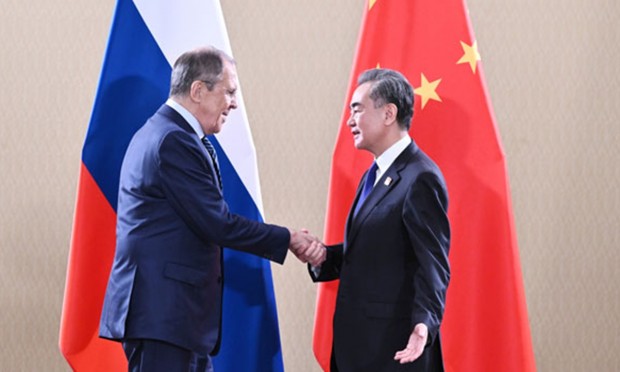 Лавров и Ван И ще обсъдят мирния план на Китай за Украйна