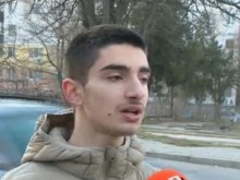 Пешеходец стреля по автомобил, говори шофьорът