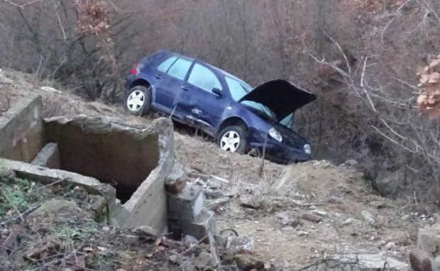 Лек автомобил поднесъл и паднал от мост в участъка след Говедарци