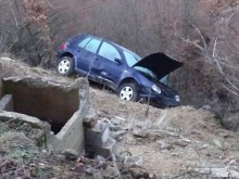 Автомобил с четирима пътница падна в дере край Мальовица