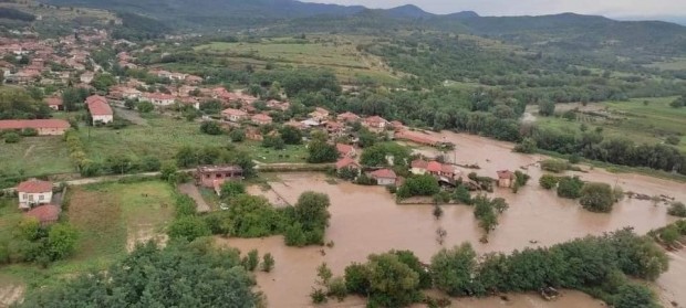 Пловдивският митрополит дарява дърва на пострадалите от наводнението в Карловско