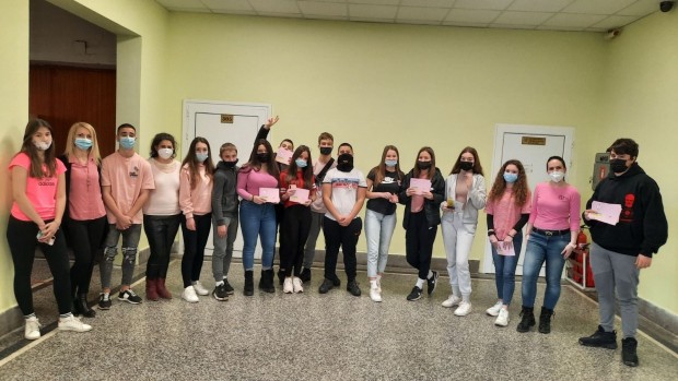 Балони с послания срещу агресията пускат във въздуха ученици в Горна Оряховица