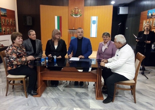 Кметът на Варна Иван Портних подписа днес новия колективен трудов