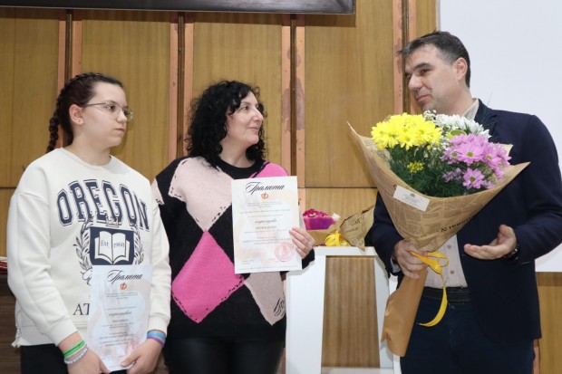 Наградиха победителите в Националния конкурс "Наследници на Дечко Узунов"