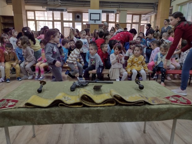 880 деца и ученици бяха посетени от "Музей в куфар"