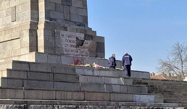 Мъж разби плочата на Паметника на Съветската армия в София