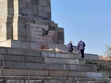 Мъж разби плочата на Паметника на Съветската армия в София