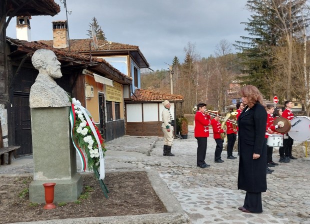 Илияна Йотова чества в Копривщица 200 години от рождението на Найден Геров