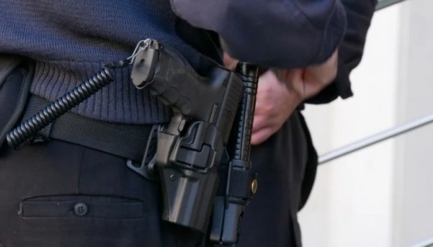 Пиян полицай заплаши приятелката си с пистолет научи NOVA Сигналът