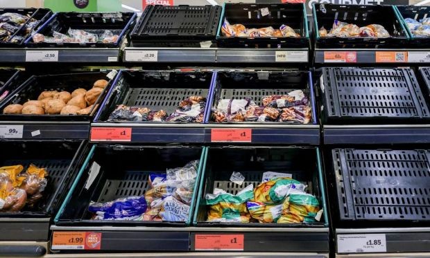 В много британски супермаркети рафтовете за зеленчуци са празни  особено