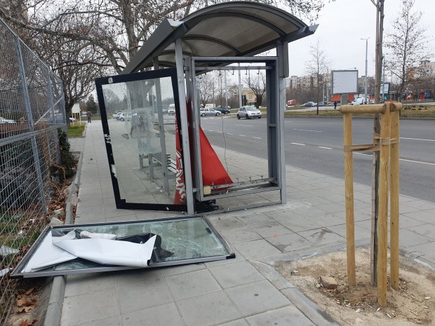 Тотално поломиха спирка в Пловдив, стъкла от витрината застрашават пешеходците