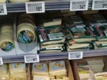 Пловдивчанин сравни цената на кашкавал в голяма верига и в кварталния магазин: Грабители!