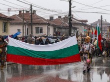 Кукерско шествие в "Коматево" спира автомобилите