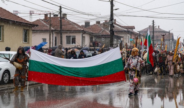 Кукерско шествие в пловдивския квартал "Коматево" спира автомобилите
