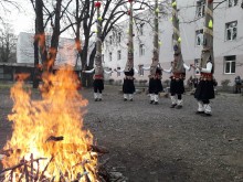 Със зрелищен танц кукери прогониха злите духове от Спортното училище в Пловдив