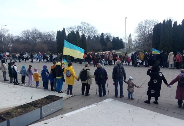 Украинци и българи се хванаха за ръце на своеобразен флашмоб