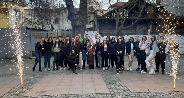 Уникална покана за бала за любимата класна в Хуманитарната в Пловдив