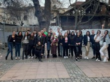 Уникална покана за бала за любимата класна в Хуманитарната в Пловдив