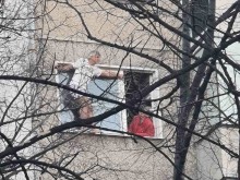 Невиждан екшън в столичен квартал! Мъж по боксерки заплашва, че ще скача, вдигна полиция и пожарна на крак!