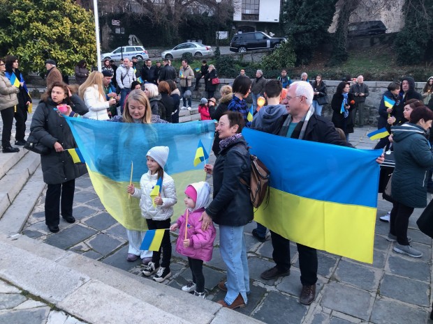 TD Десетки украинци и пловдивчани се събраха на бдение в двора
