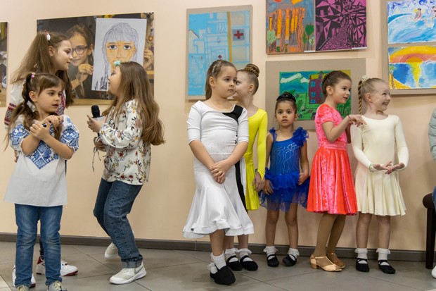Детското изкуство сътворено от украинчета радва варненци То е подредено