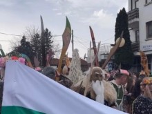 Стотици се събраха на кукерски празник в "Коматево"