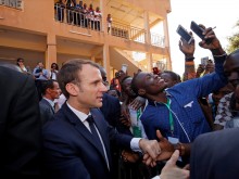 Макрон заминава за Африка в опит да спаси избледняващото френско влияние