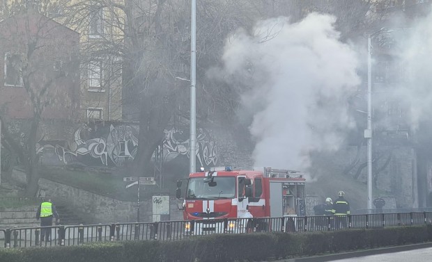 Кола се запали на оживен булевард в Пловдив