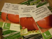 Дариха семена за пострадалите от наводнението в Карловско