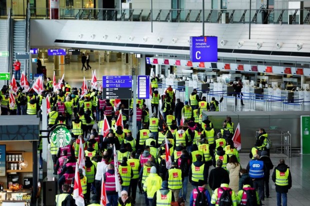 Стачка на няколко летища в Германия отмени десетки полети
