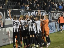 Малките "смърфове" показаха на феновете шампионска купа и избухнаха пред "Бесика"