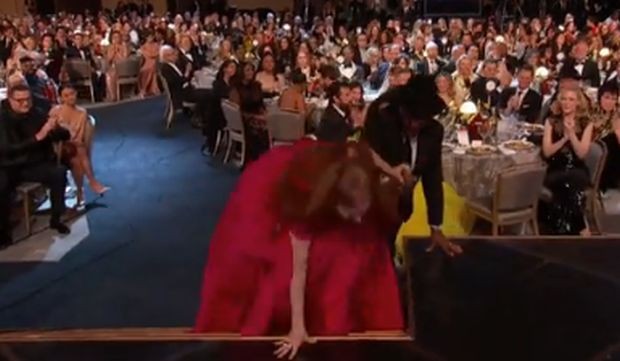 Джесика Частейн падна докато се качваше на сцената на наградите
