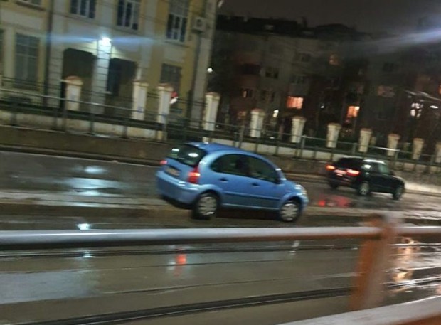 В София валя дъжд, а мокрите и хлъзгави пътни настилки,