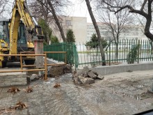 Сериозна ВиК авария в Пловдив, двор на училище е залят с вода