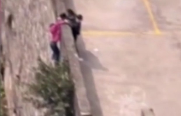 Две деца спасиха момиче от падане от висока стена съобщава Ройтерс Те