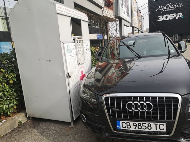 Заснеха автомобил паркирал пред контейнер за дарения в София научи