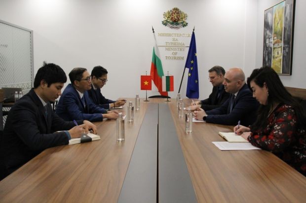 Министър Димитров проведе среща с посланика на Виетнам До Хоанг Лонг