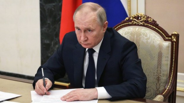 Путин забрани чуждиците за официални лица и в документи