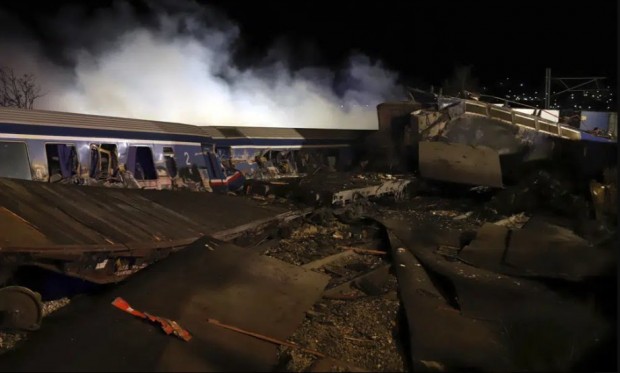 Най-малко 32 души загинаха при влакова катастрофа в Гърция