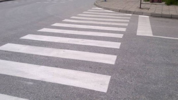 Възрастен мъж е бил блъснат на пешеходна пътека в Бургас