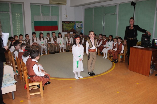 </TD
>Децата от 4-та група от ДГ Марица“ отбелязаха националния празник