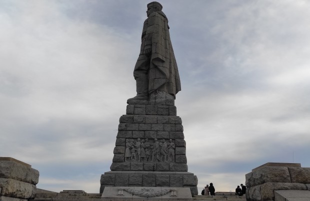 TD Политологът Огнян Минчев предложи всички комунистически паметници в България включително