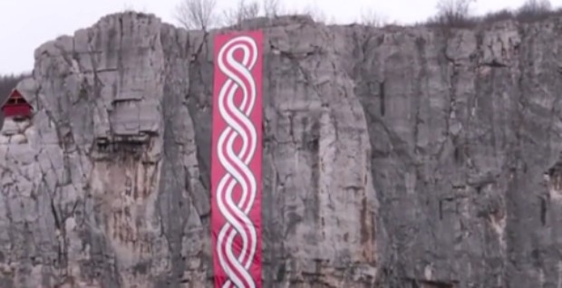 Спуснаха гигантска бяло-червена мартеница на скалите над гара Лакатник. Това се