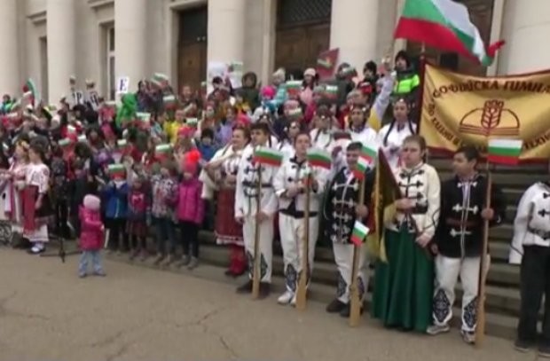 Деца рецитираха "Аз съм българче" пред Националната библиотека
