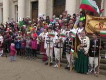 Деца рецитираха "Аз съм българче" пред Националната библиотека