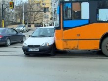 Катастрофа между автобус и кола в София, има затиснат човек