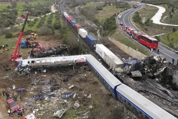 Арестуваха началник гара след влаковата катастрофа в Гърция, двама други са задържани