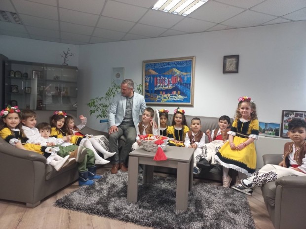 TD Децата от ДГ Щастливо детство поздравиха кмета на район Източен