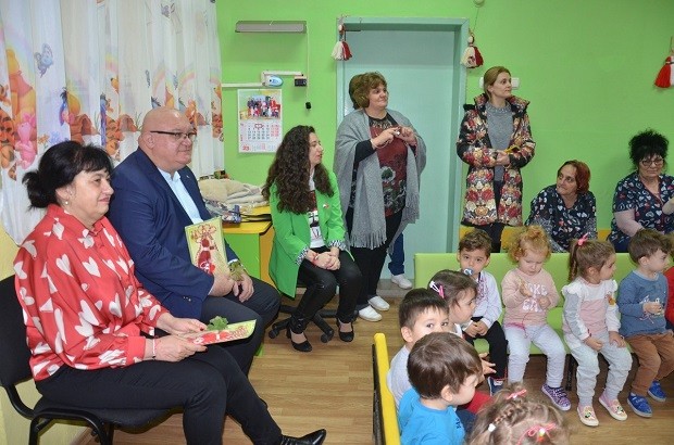 Кметът д-р Ценков и зам.-кметът Борисова зарадваха с мартеници децата от ясла "Слънчев кът"